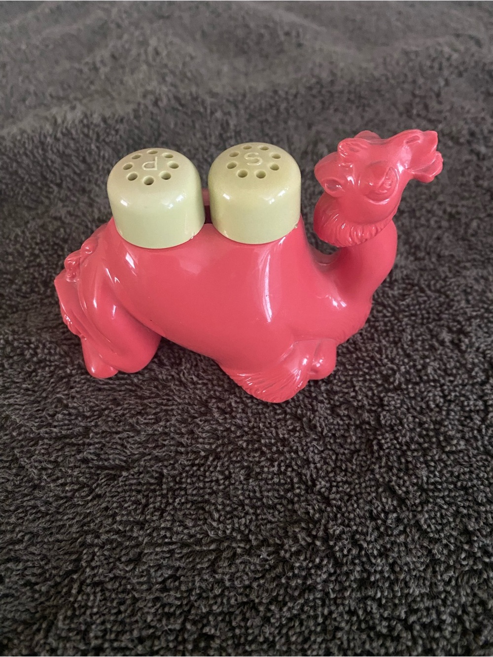 Vintage/Retro Zimmer’s Market Lake Benton Minn. Camel Salt & Pepper Shakers Set
